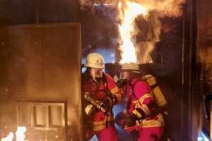 Einsatz der mobilen Brandübungsanlage der Netze BW bei der Freiwilligen Feuerwehr in Schömberg