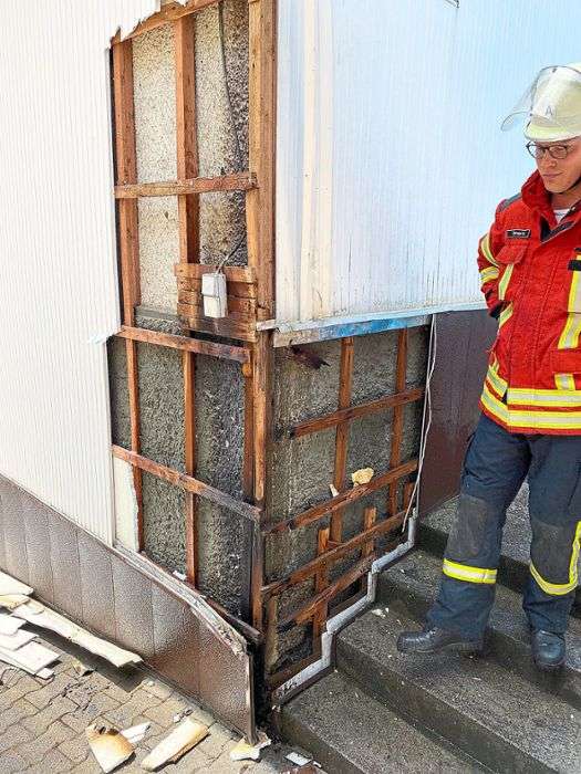Die Feuerwehr musste am Freitag einen Teil der Vertäfelung an der Fassade eines Wohnhauses in Unterreichenbach wegen eines Schwelbrandes entfernen