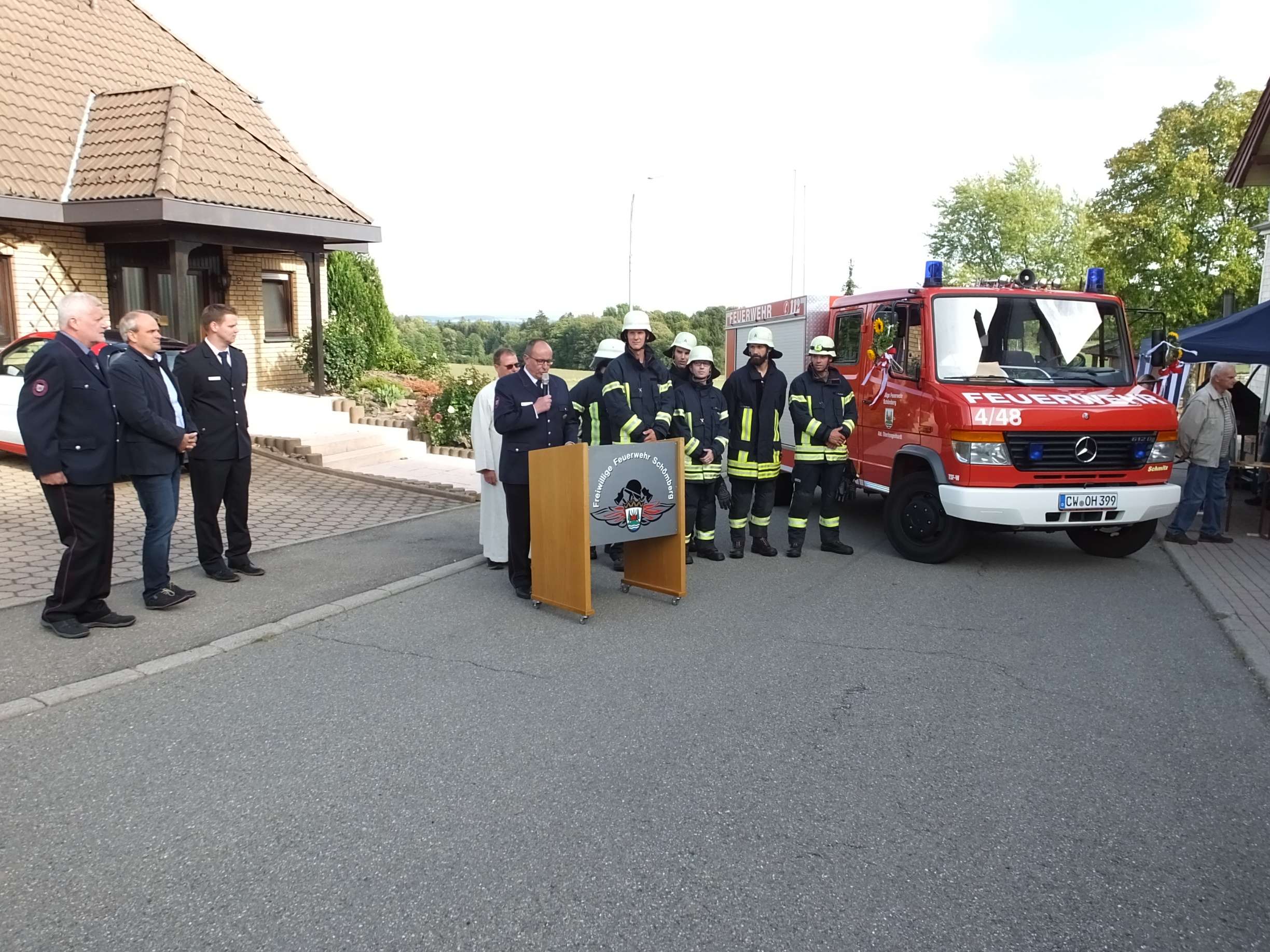 Feierlich stellte die Feuerwehrabteilung Oberlengenhardt ihr neues Fahrzeug TSF-W in Dienst