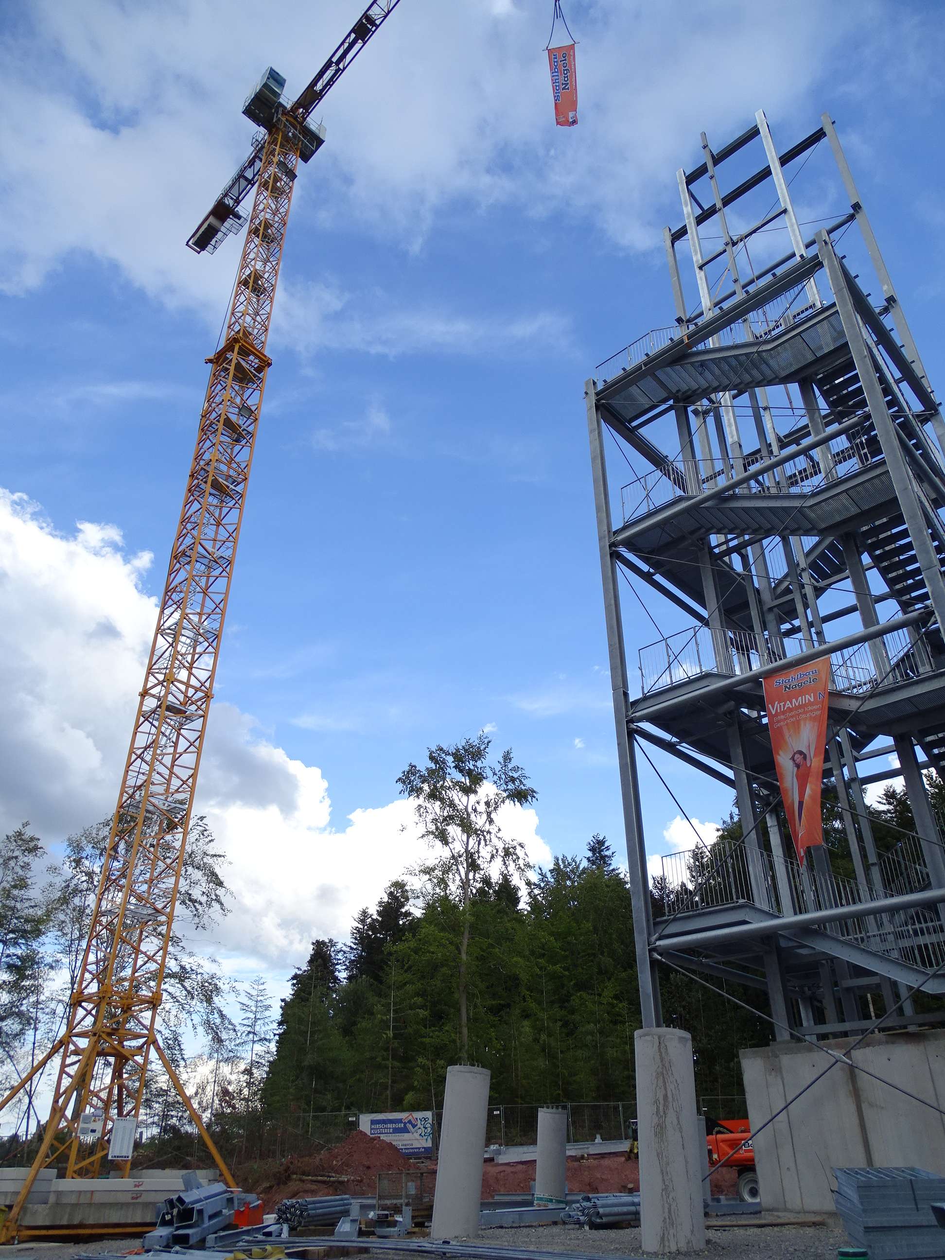 Die Stahlkonstruktion wird mit Hilfe eines 66 Meter hohen Krans errichtet