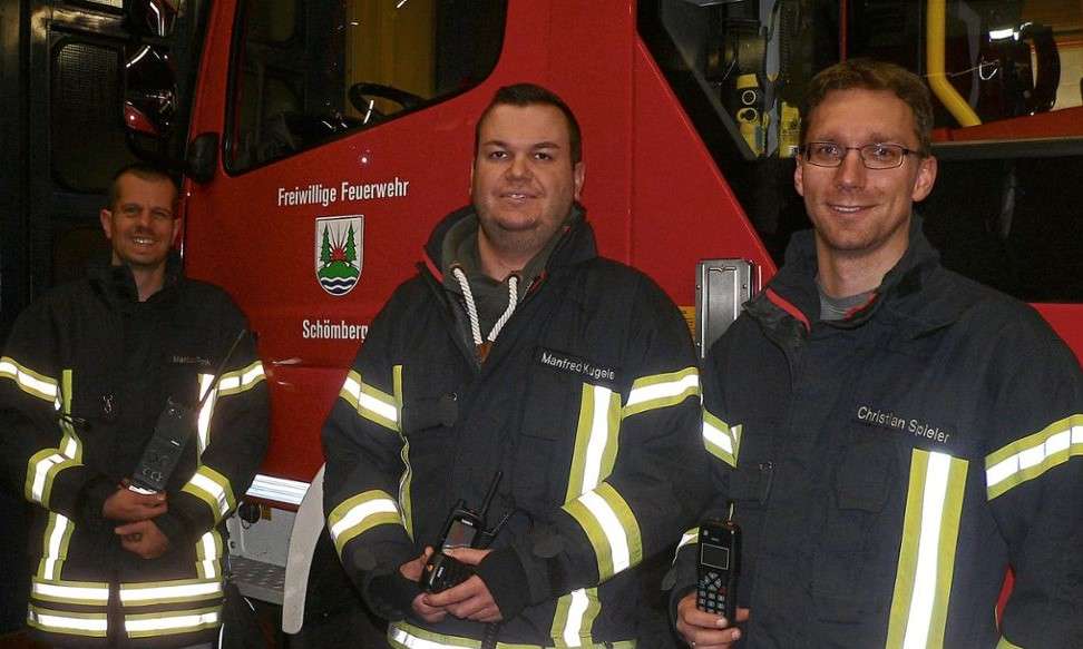 Die Schömberger Feuerwehrleute Marcus Frank (von links), Manfred Kugele und Christian Spieler freuen sich über die neue Digitaltechnik. Foto: Krokauer Foto: Schwarzwälder Bote