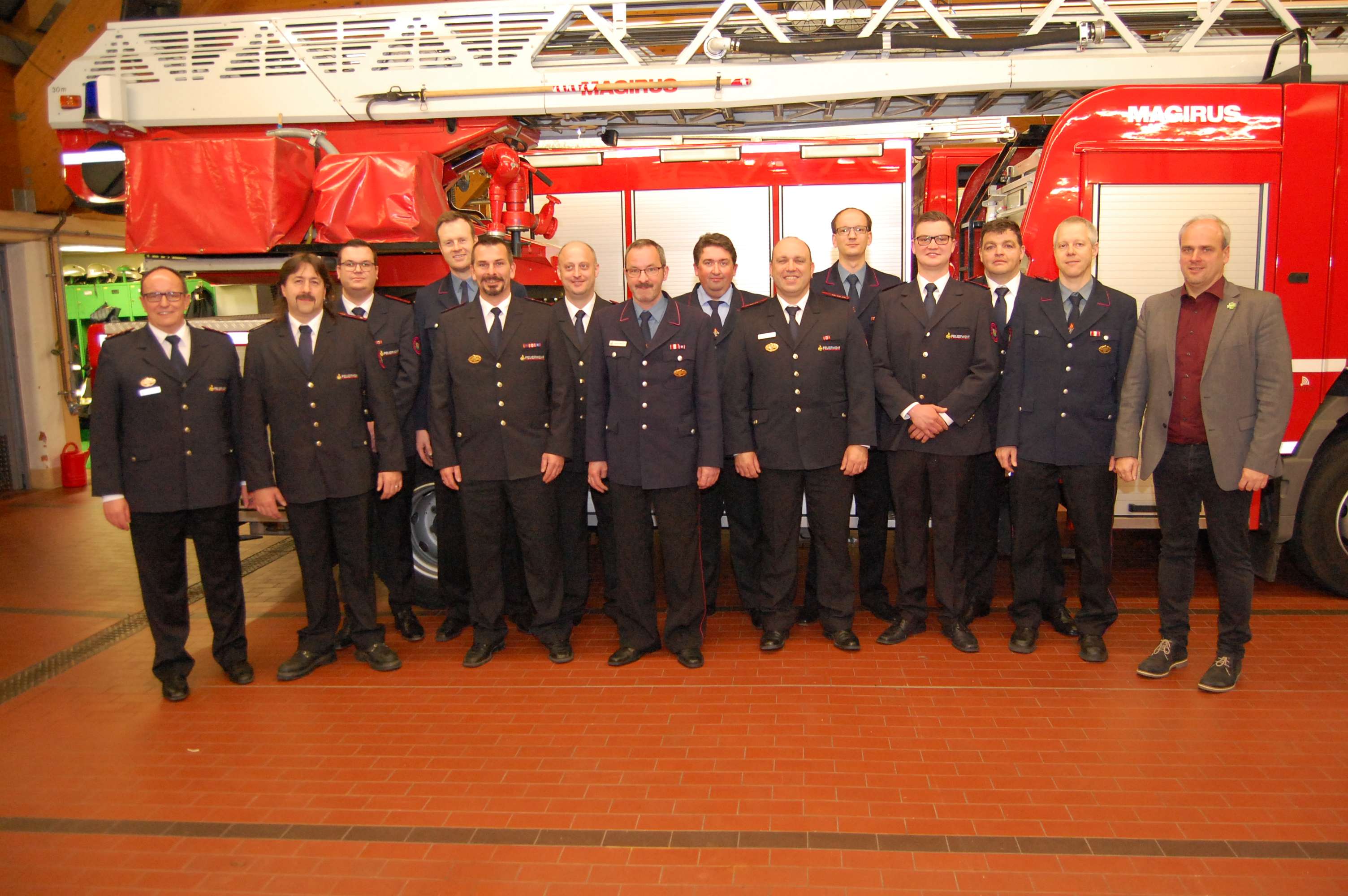 Abteilungskommandant Rainer Zillinger links und Bürgermeister Matthias Leyn rechts sind stolz auf die Einsatzbereitschaft und das ehrenamtliche Engagement der Feuerwehrleute in der Abteilung Schömberg. 