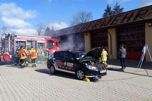 Feuerwehren für verunfallte E-Fahrzeuge sensibilisiert